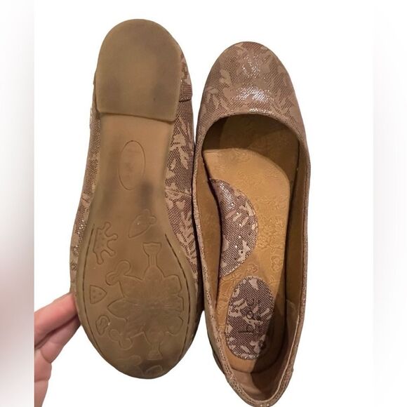 Born Concepts Womens Brown Patterned Suede Slip On Flats Size 7.5 M - Picture 3 of 6